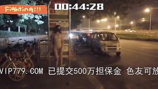 公交站牌下全裸露出！母狗被刺激淫水流了一地！